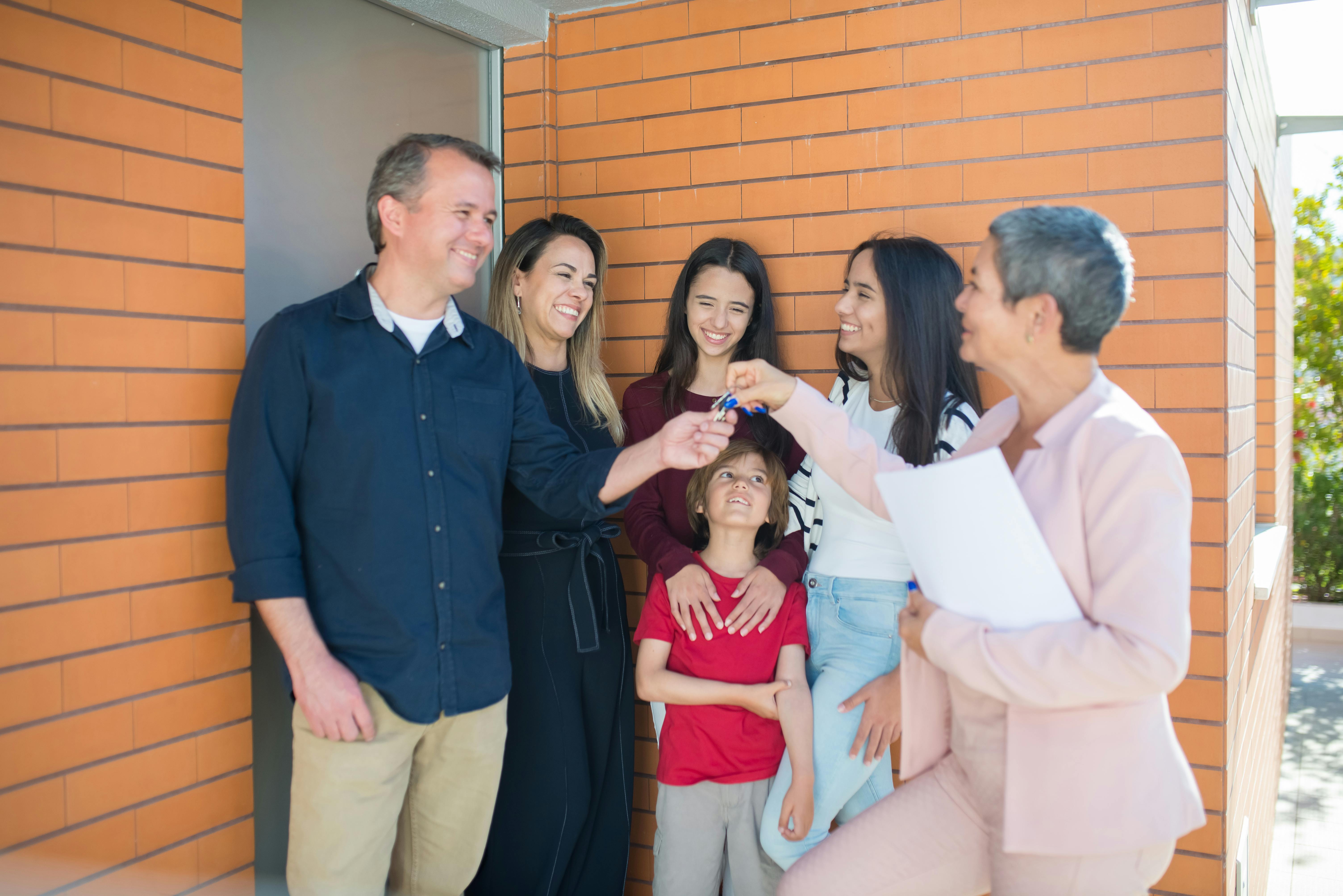 Familia feliz recibiendo las llaves de su nueva casa